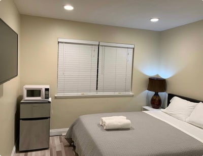 Room with Private Bathroom in Anaheim Main Photo