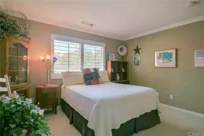 Large room + walk-in closet in Large shared House Main Photo