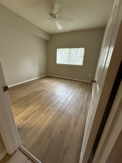 Large Room Available w Private Bathroom Main Photo