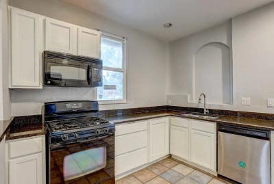 Room in a large shared homegreat neighborhoodfrie Main Photo