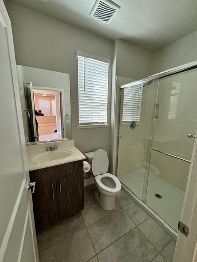 2 rooms available in a Newer Build House Main Photo