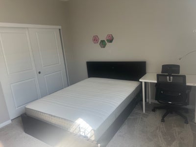 $700 Large Room with Private Bathroom in Las Vegas Main Photo