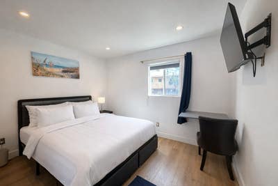 Room is rose park Main Photo