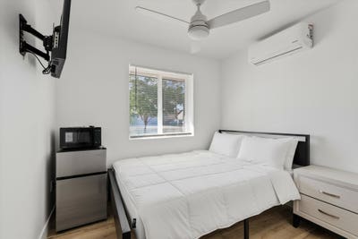 Bright Furnished Room by S 32nd St and E Roeser R Main Photo