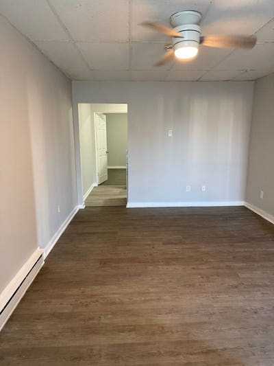 Spacious one BR apartment very well located in the Main Photo