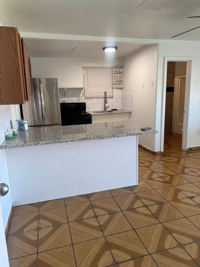 Nice 1 BR 1 bath casita located near a shopping ce Main Photo