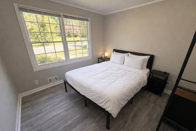  New Listing in College Park Home. Don’t Miss Out  Main Photo