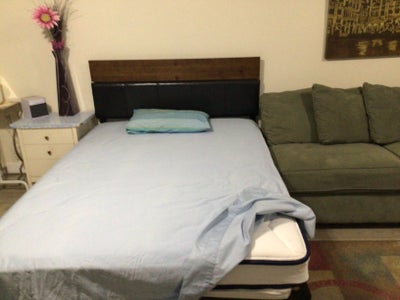 Good location near freeway , light train , airport Main Photo