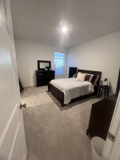 Large en suite room in new house Gym/Pools/Trails Main Photo