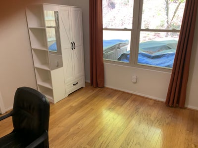 Calm Alpharetta home-comfortable room. Main Photo