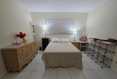 Large Room Available Near Hollywood Beach! Main Photo