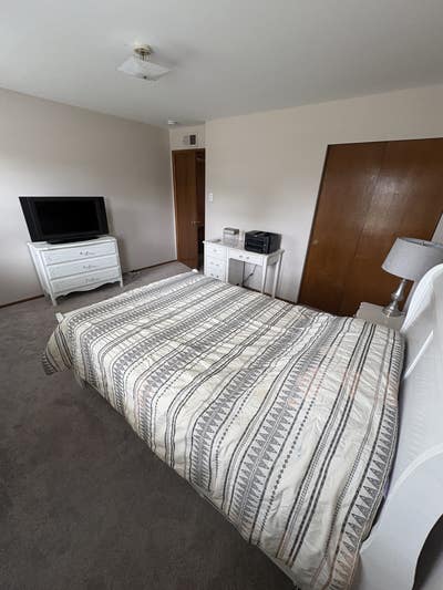 Seeking roommate to share 3/2 furnished apt Main Photo