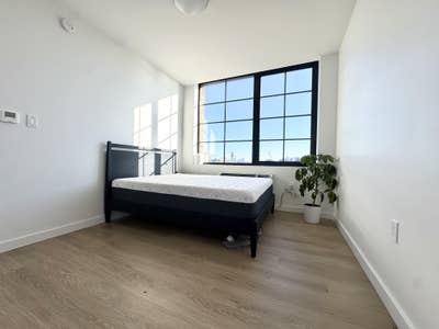 Large bright room in a luxury building Main Photo