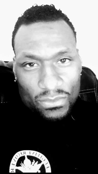 looking to roomate with  Main Photo