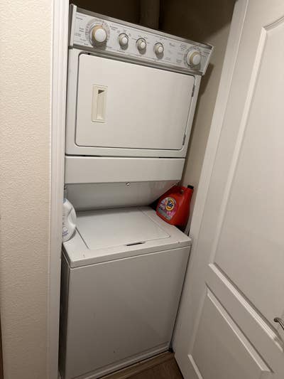 Looking for a professional roommate in downtown LA Main Photo