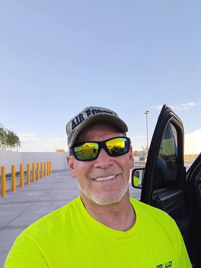 Working professional looking to rent room weekly/m Main Photo