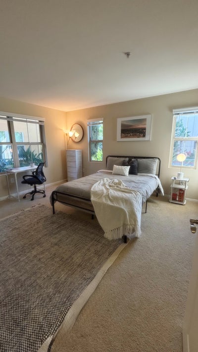 Private Spacious Bedroom with En-suite Bathroom! Main Photo