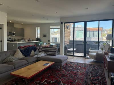 2 Rooms in Modern Apartment in East Hollywood Main Photo