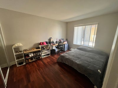 Private single room available in an apartment loca Main Photo