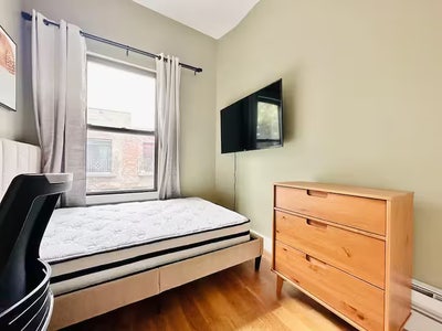 Modern Room near Nostrand Ave Subway Station Main Photo