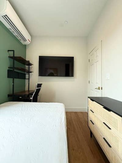 Comfortable Room in Prime Neighborhood Main Photo