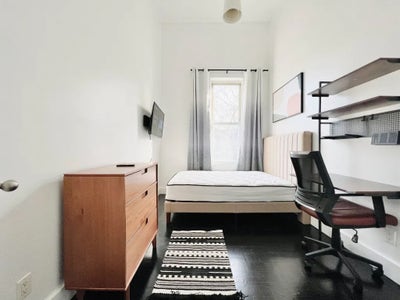 Charming Weirfield St Room near Manhattan Main Photo