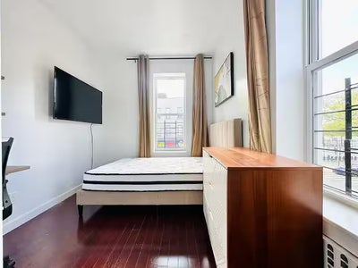 Crown Heights Room with HDTV Near Manhattan Main Photo