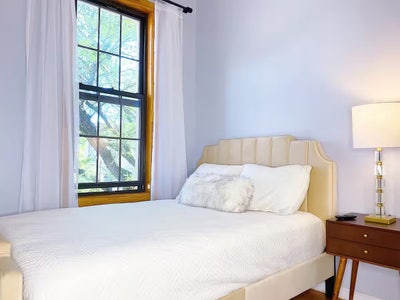 Modern Bedstuy Room with HDTV near Manhattan Main Photo