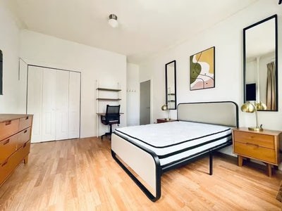 Crown Heights Room with HDTV Near Manhattan Main Photo