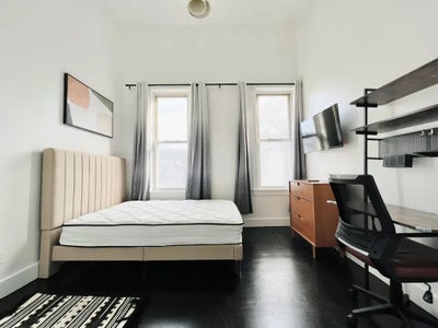 Charming Weirfield St Room near Manhattan Main Photo