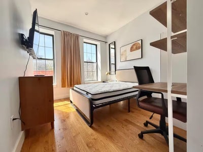 Nice Room in a Great Neighborhood Main Photo
