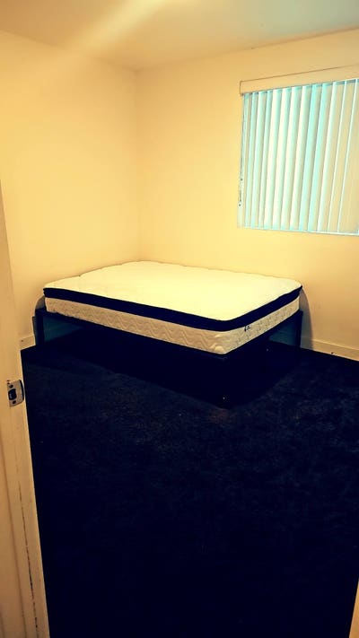 Room for rent inside of house  Main Photo