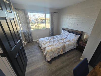 Queen Bed room in shared house Main Photo