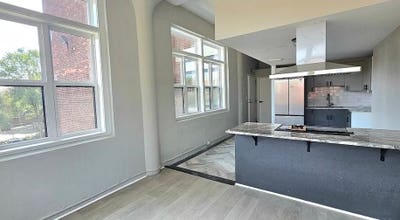 Beautiful 1 Bdrm with Central Airelevator off St P Main Photo
