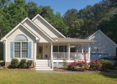 Lovely room w use if the house and yard.  Open flo Main Photo