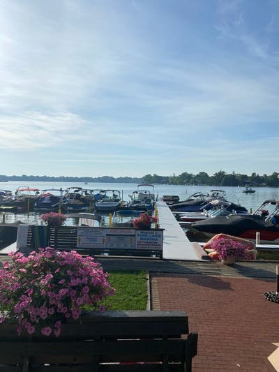 Lakefront apartment Main Photo