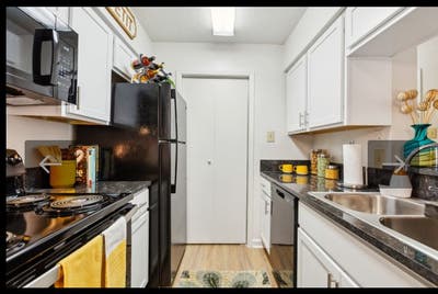 Master bedroom for rent in newly renovated apartme Main Photo