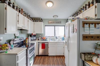 Room in a large shared homegreat neighborhoodfrie Main Photo