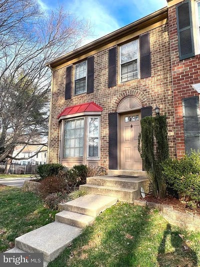 One Sunny Bright Private Room in an End_Unit Town Main Photo