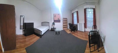 $1,860 Semi studio in killer location of Greenpoi Main Photo