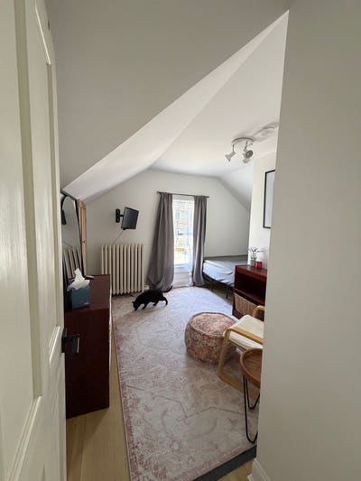 Sunny room available in a single family home. Cha Main Photo