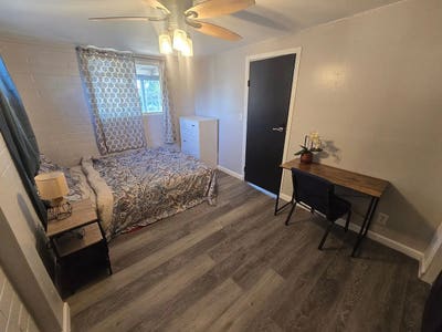 Queen Bed room in shared house Main Photo