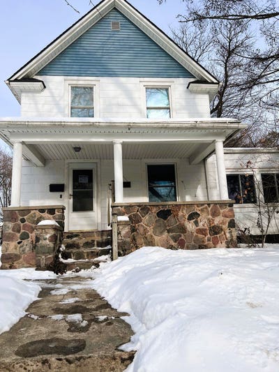 1 Bedroom for rent in central campus. Available A Main Photo