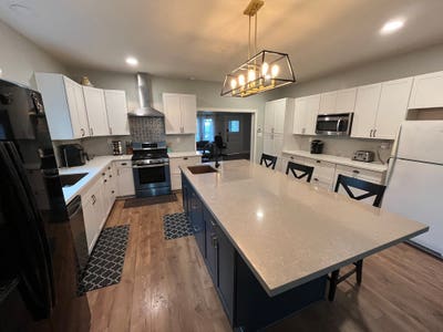 Privatelarge room with shared bath in beautifulsa Main Photo