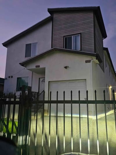 Room for rent inside of house  Main Photo