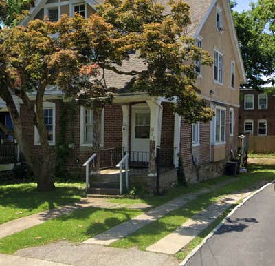 Room for rent in spacious townhouse Main Photo