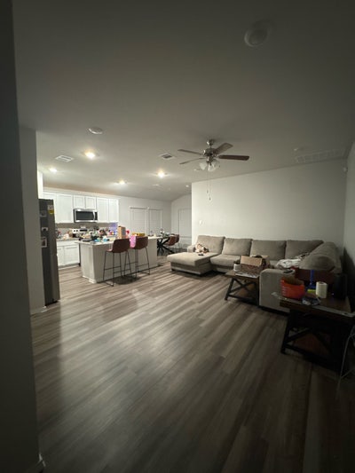 Clean Room for Responsible Roommate Main Photo