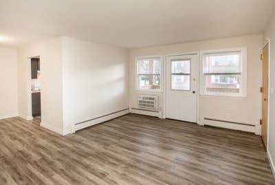 Looking for Roommate in Furnished Space Move inune Main Photo