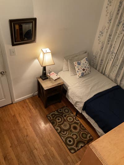 Cozy room for rent, a block away from water view! Main Photo