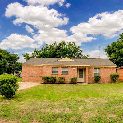 Room for Rent | Clean, Quiet & Move-In Ready Main Photo